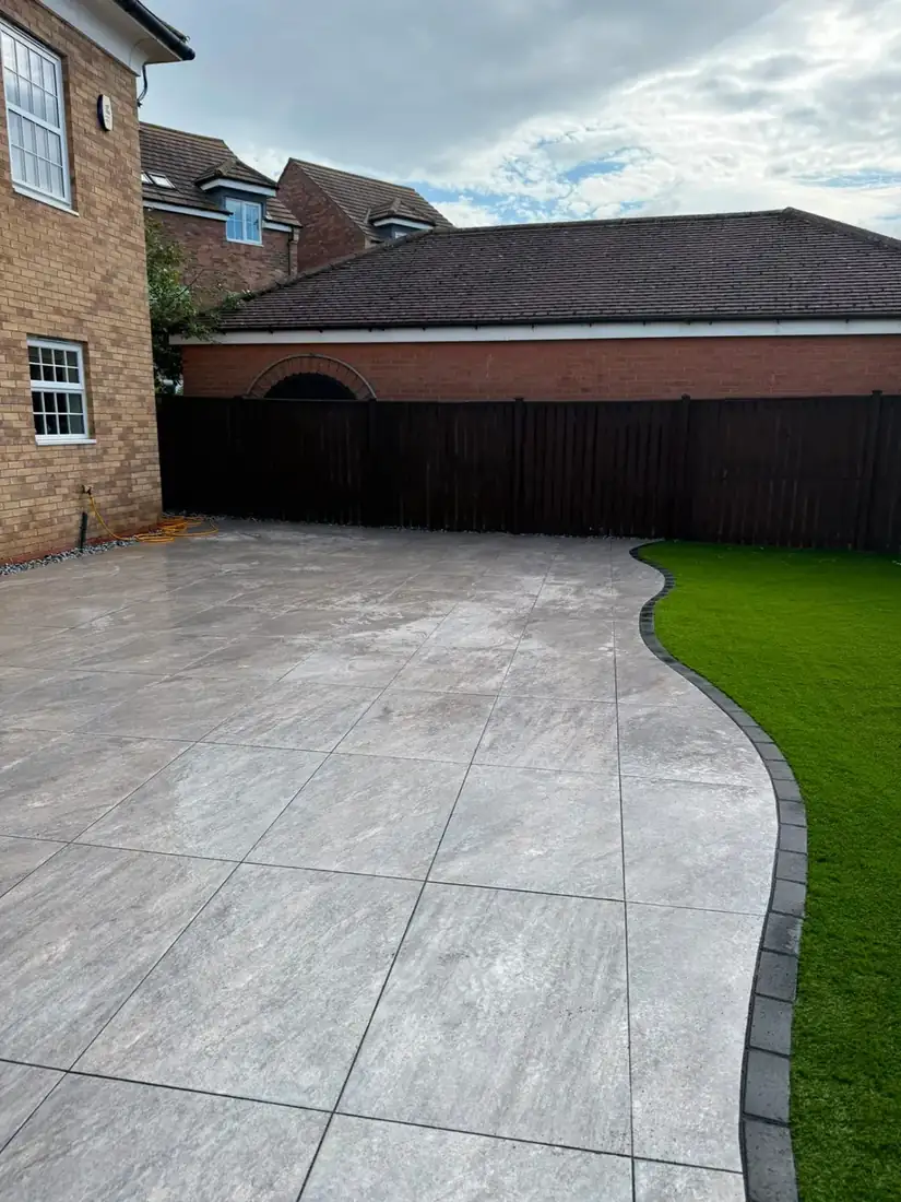 Porcelain patio with sweeping charcoal border